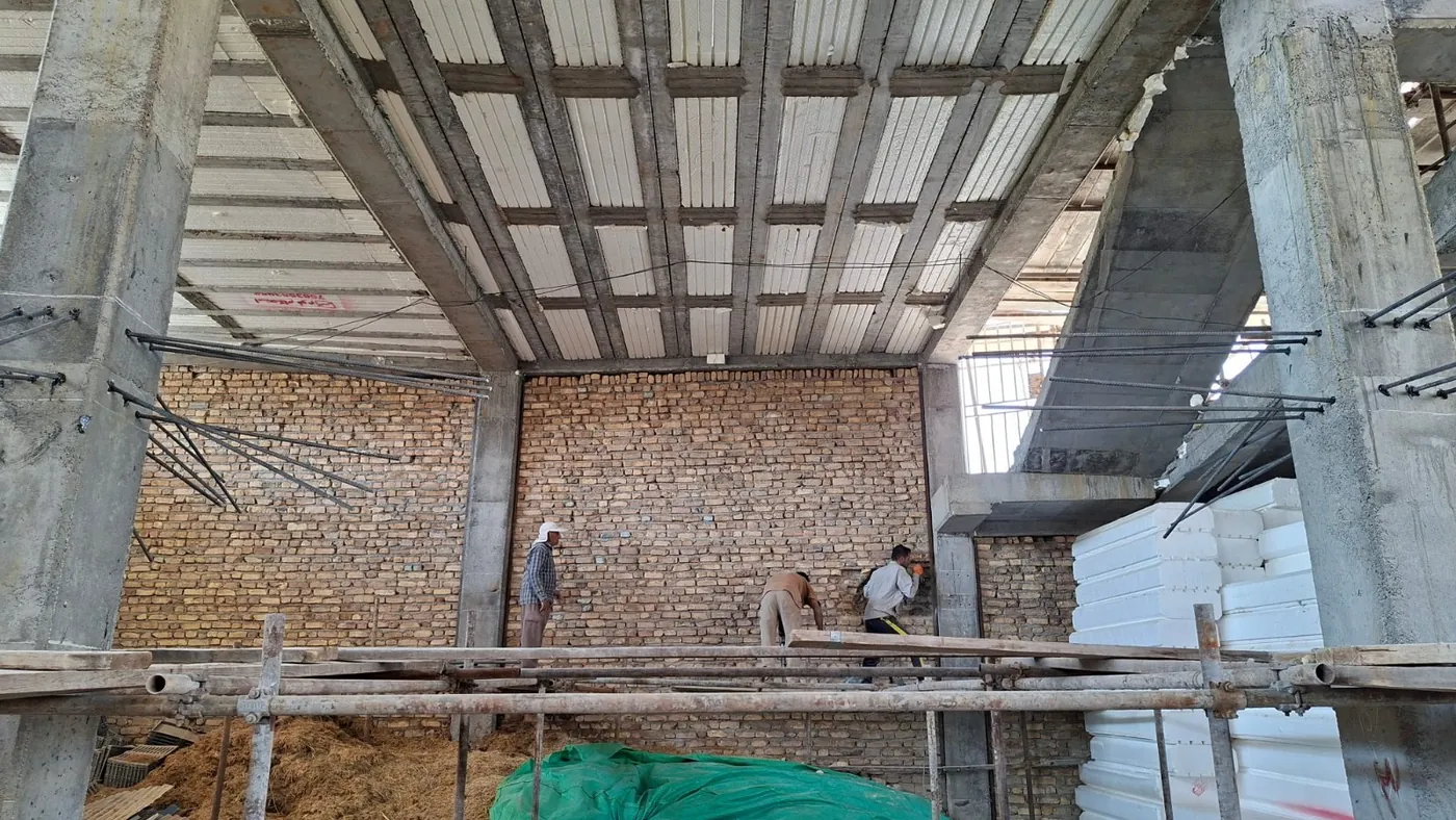 نمای کلی کارگاه حین اجرای کاشت میلگرد برای نیم‌طبقه تجاری